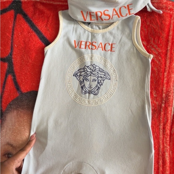 Versace - Picture 3 of 3